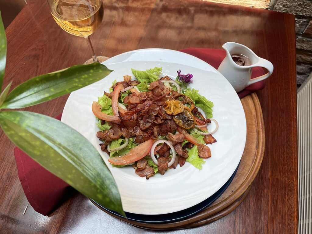 Món salad dành cho set thực đơn tiệc cưới Âu