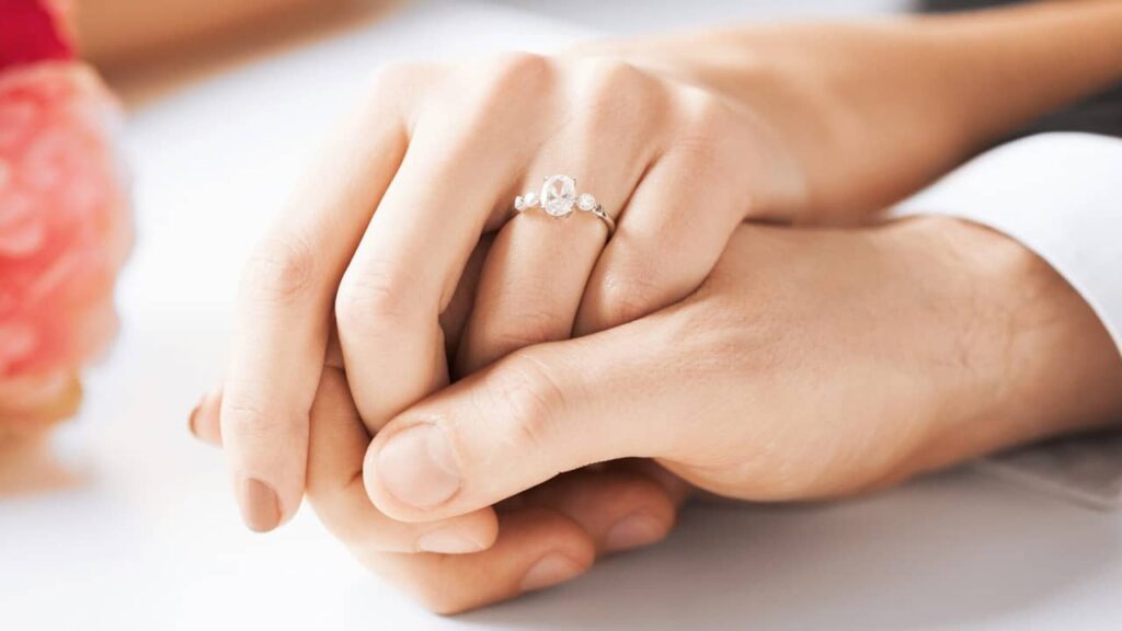 Đeo nhẫn cưới tay nào mới đúng? Ý nghĩa ngón tay đeo nhẫn