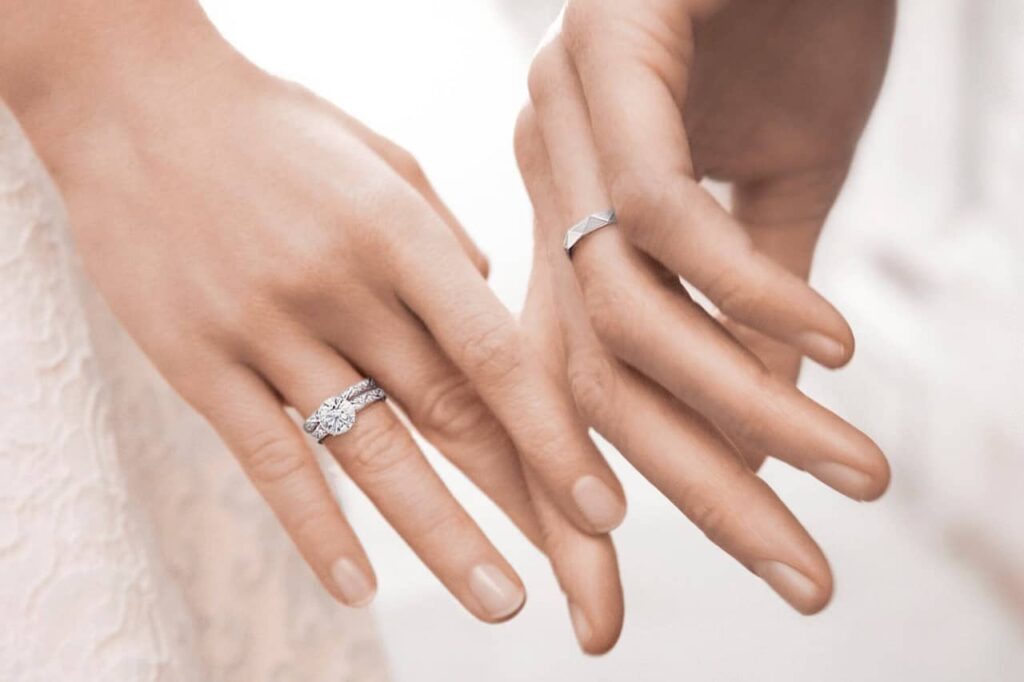 đeo nhẫn cưới tay nào