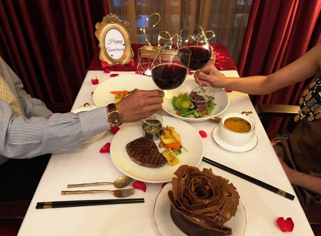 nhà hàng tổ chức tiệc lãng mạn cho 2 người